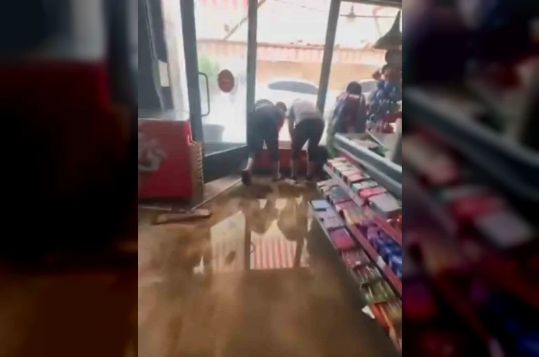 Muş’ta sağanak ve dolu yağışı: İş yerlerini su bastı