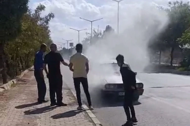 Muş’ta seyir halindeki otomobil yandı