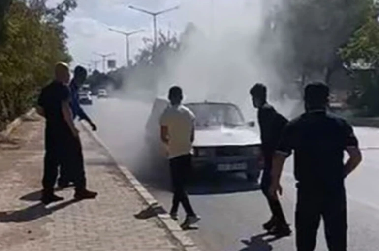 Muş’ta yanan otomobile beton mikseriyle müdahale
