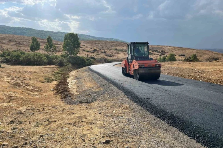 Muş’ta yol yapım çalışmaları sürüyor