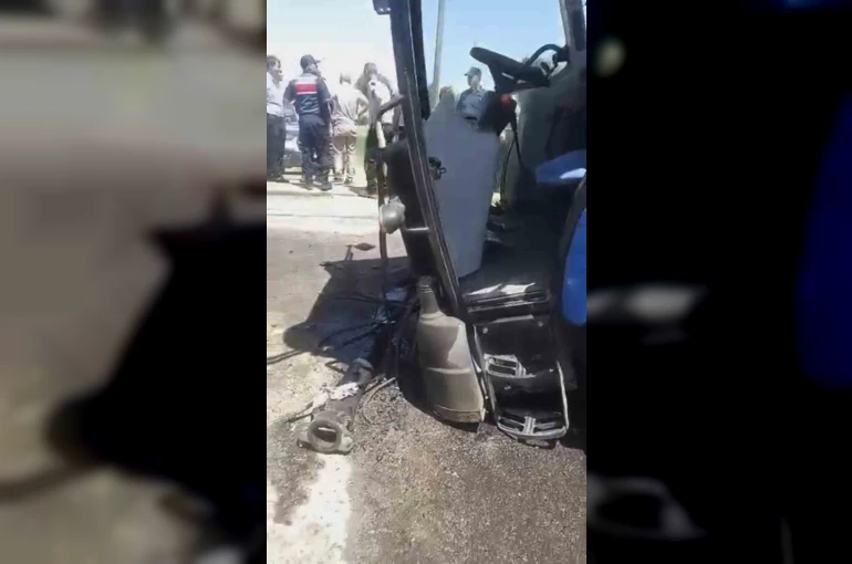 Muş’ta yolcu treninin çarptığı traktör ikiye ayrıldı 