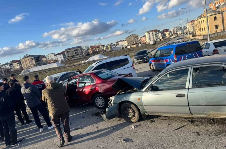 Muş’ta zincirleme kaza: 4 araç birbirine girdi 