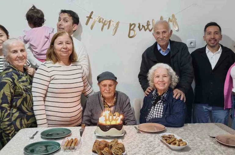 Mustafa dede, 102’nci yaş gününü çocukları ve torunlarıyla kutladı