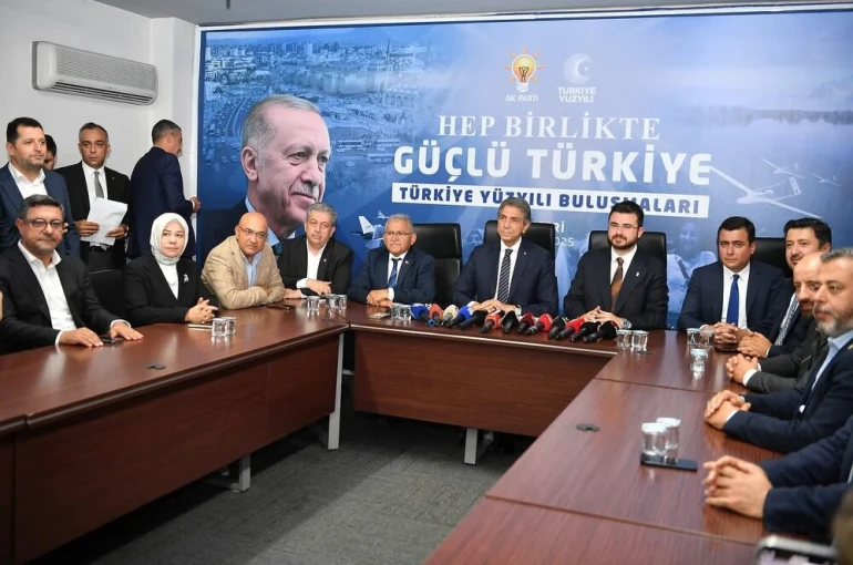 Mustafa Demir: "Biz AK Parti olarak eser siyaseti yaparız, CHP hasar siyaseti yapar"