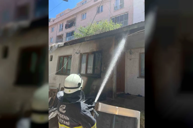 Müstakil evin çatısına çıkan yangın büyümeden söndürüldü