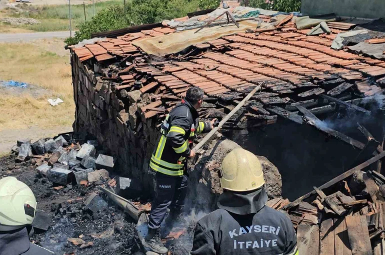 Müstakil evin kömürlüğünde çıkan yangın büyümeden söndürüldü