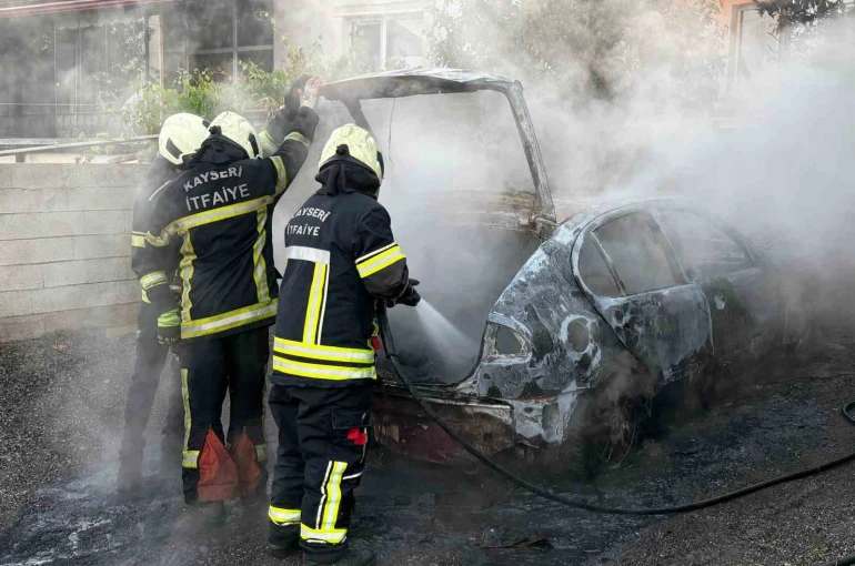 Müstakil evin otoparkında alev alan otomobil küle döndü