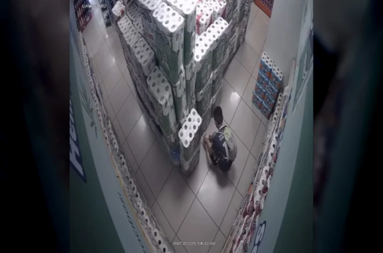 Müşteri gibi girdiği marketi kundaklayan çocuk kamerada