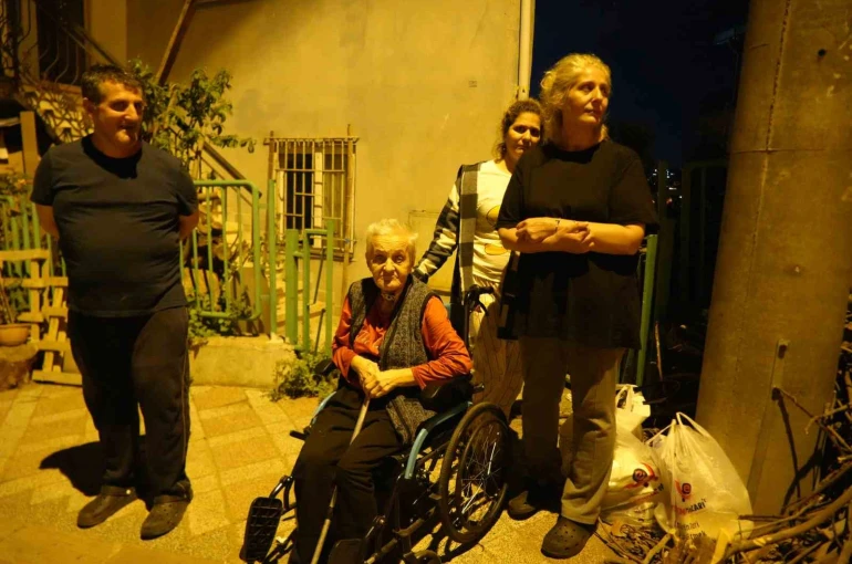 Mutfak tavanından sıva düştü: 5 kişilik aile tahliye adildi