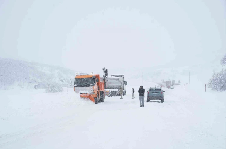 Mutki ve Kulp kara yolları kar ve tipi nedeniyle ulaşıma kapatıldı