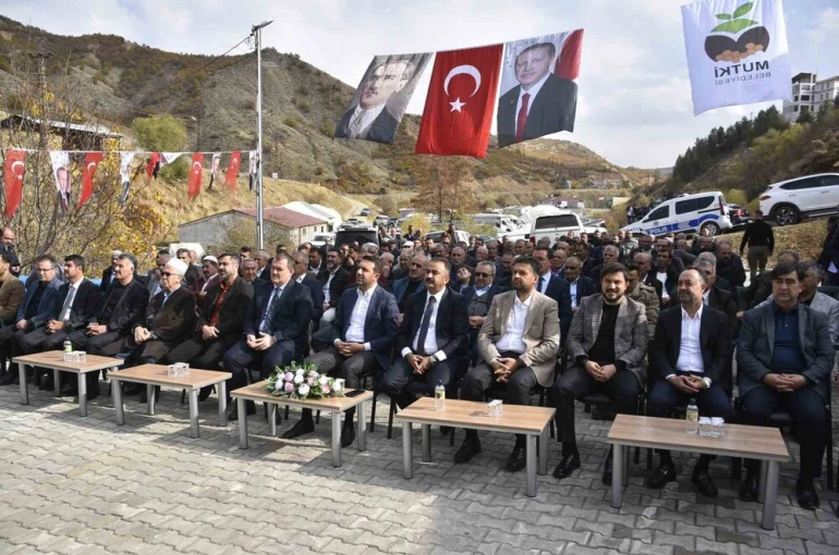 Mutki’de mezbahane ve halı saha açılışı yapıldı