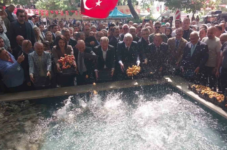 Mut’ta 64. Karacaoğlan ve Kayısı Festivali coşkuyla başladı