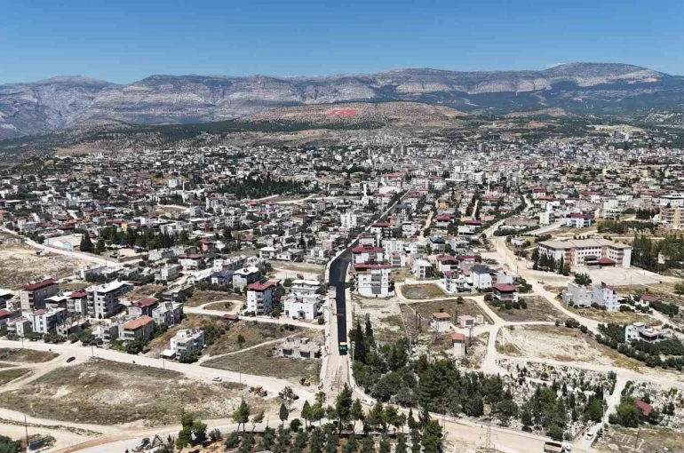 Mut’ta yağışın bozduğu yollar yenilendi