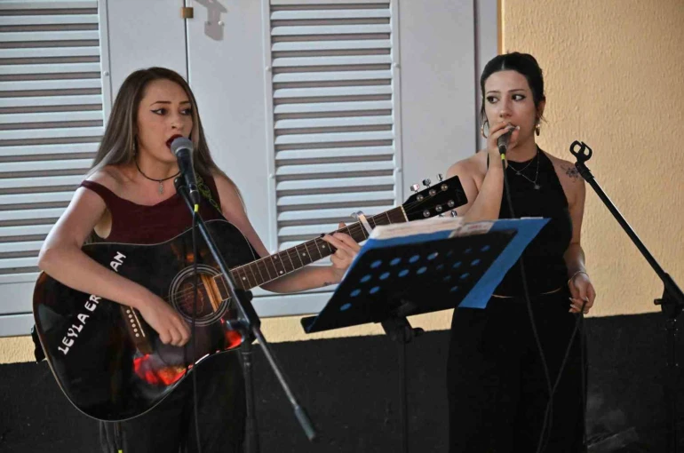 Müziğin ritmi Manisa sokaklarında
