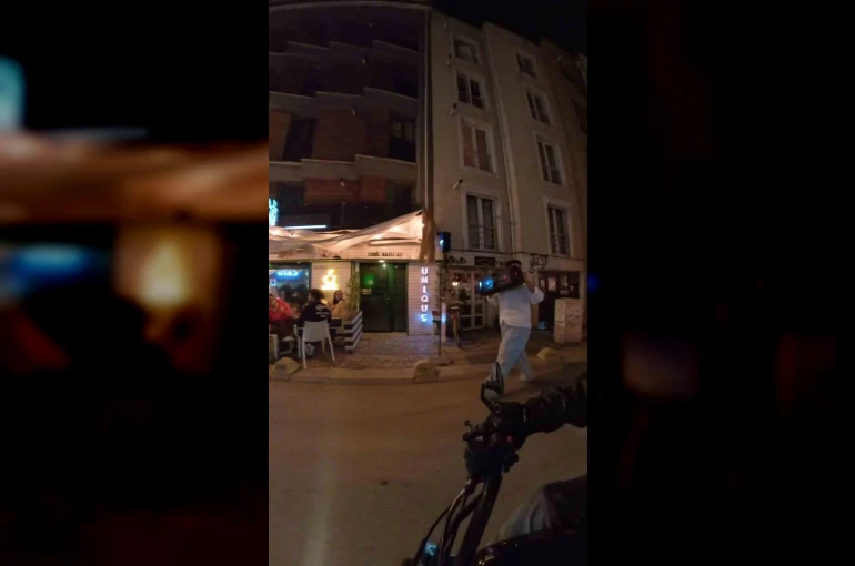 Müzik çaları kulağına dayayarak son ses ile sokakta yürüyen kişi tepki çekti