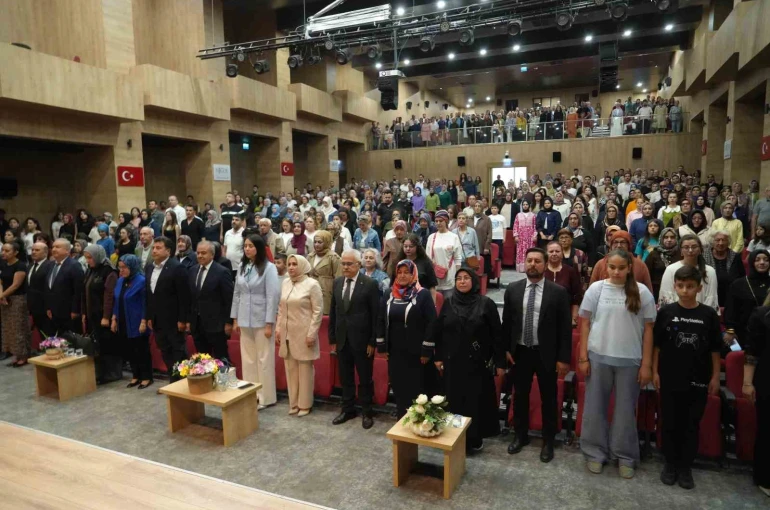 ’Nahita’nın Renkleri Defilesi’ büyük beğeni topladı