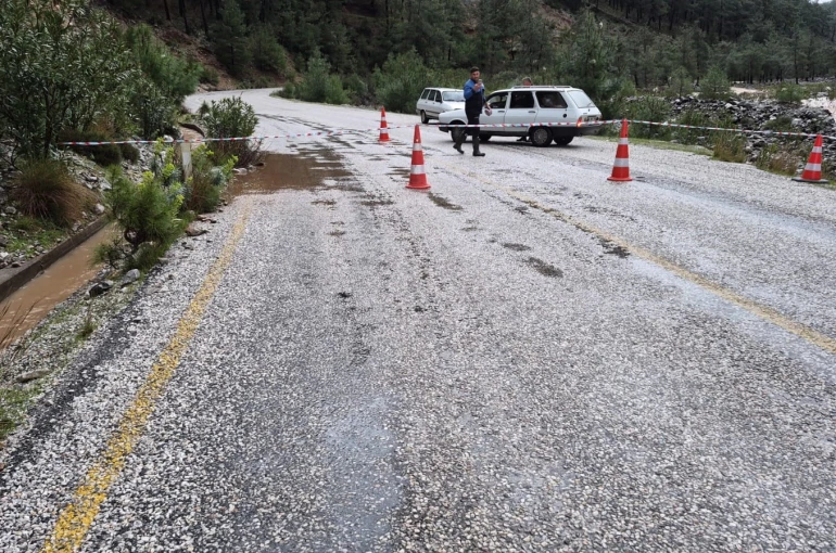 Namnam çayında su seviyesi yükseldi, yol çöktü