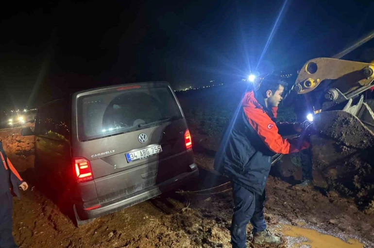 Navigasyon yardımıyla yolculuk yapan minibüsteki 10 kişi çamurlu yolda mahsur kaldı