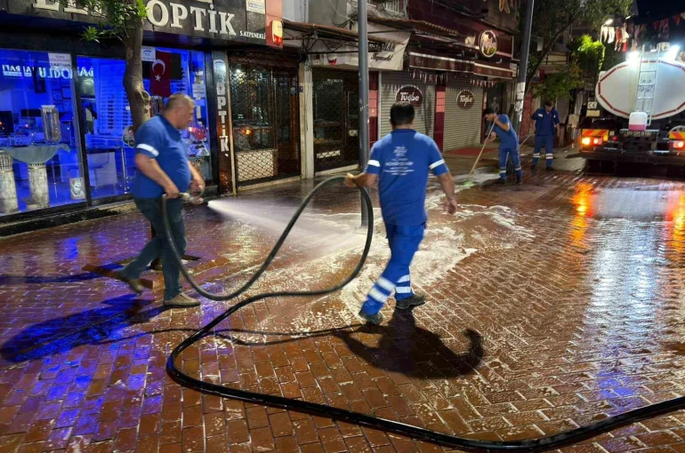 Nazilli Uzun Çarşı Büyükşehir ekipleriyle pırıl pırıl oldu