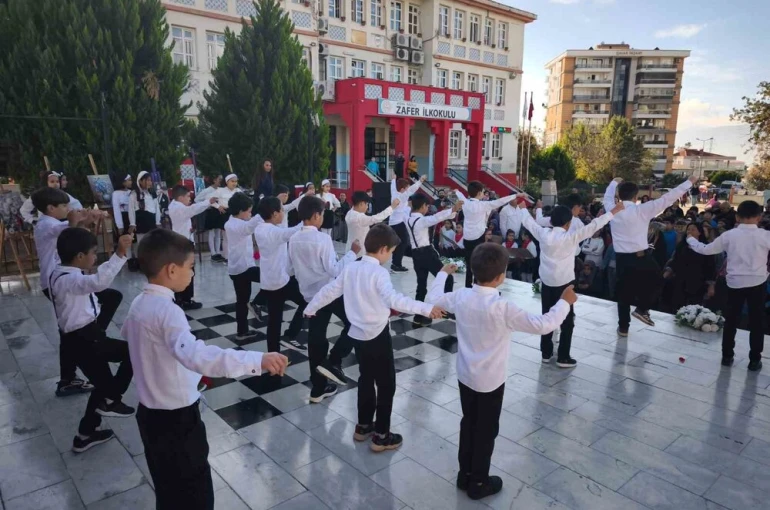 Nazilli’de öğretmenlerden zeybekli Kutlama