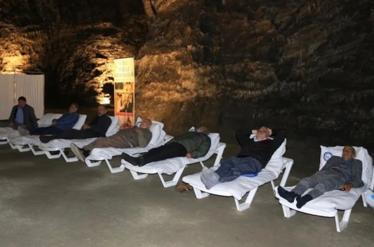 Nefes alabilmek için yerin 150 metre altında şifa arıyorlar