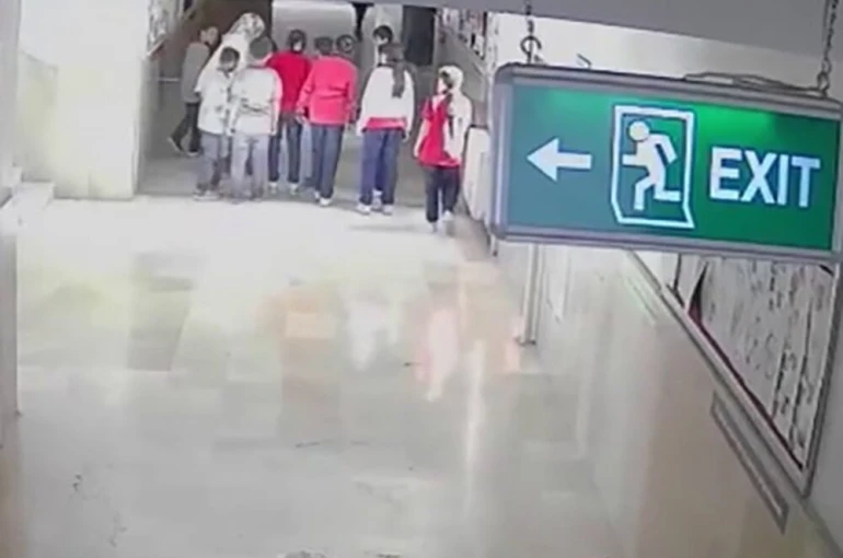Nefes borusuna mandalina dilimi takılan öğrenciyi, öğretmenin Heimlich manevrası kurtardı