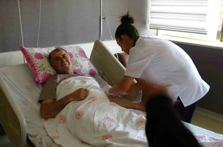 Nefes darlığı şikayetiyle hastaneye başvuran çiftçinin karnında 4 kiloluk kitle çıkarıldı