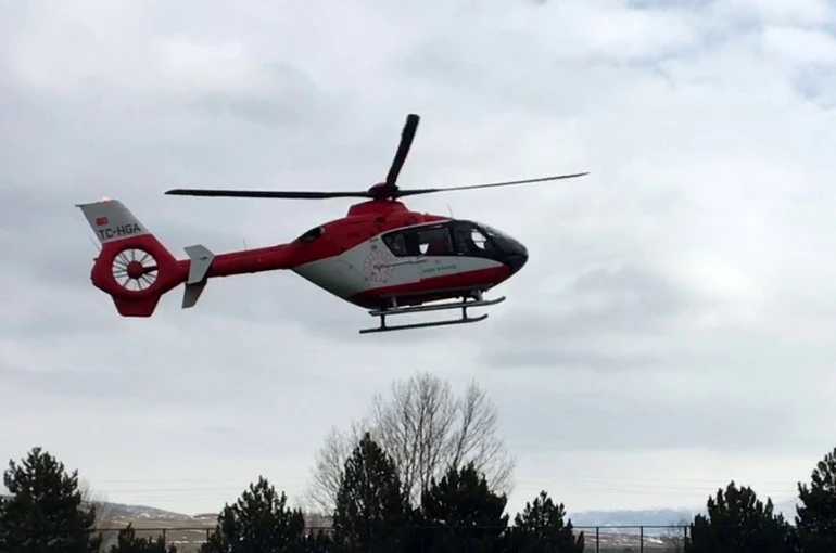 Nefes darlığı yaşayan hasta ambulans helikopterle Erzincan’a sevk edildi