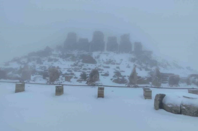 Nemrut Dağı’na mevsimin ilk karı yağdı