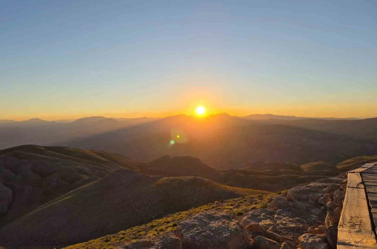 Nemrut Dağı’nda gün doğumu ve gün batımı yoğun ilgi görüyor