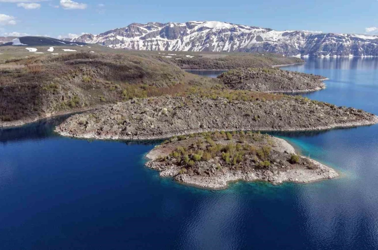 Nemrut Krater Gölü’nde turizm sezonu açıldı