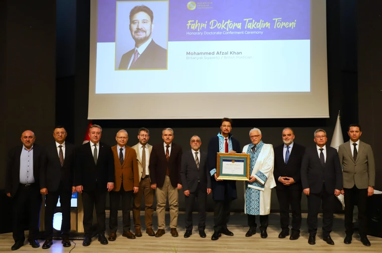 NEÜ'de Afzal Khan'a Fahri Doktora Payesi tevcih edildi