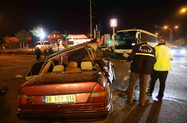 Nevşehir’de turistleri taşıyan otobüs ile otomobil çarpıştı: 2 ölü, 3 yaralı 