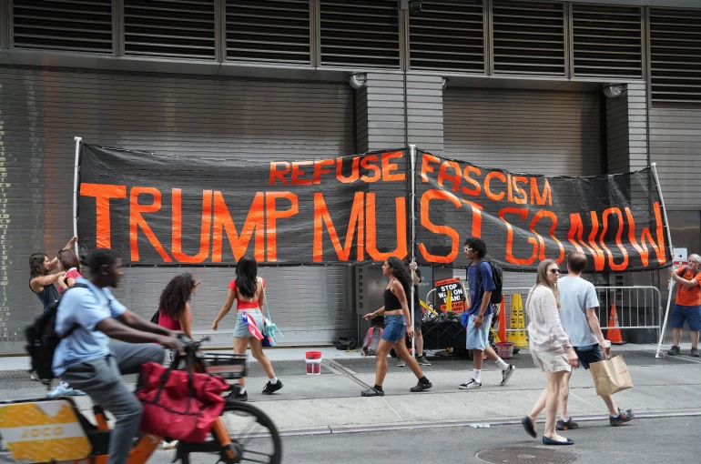 New York'ta Trump'ın doğum gününde protesto konseri