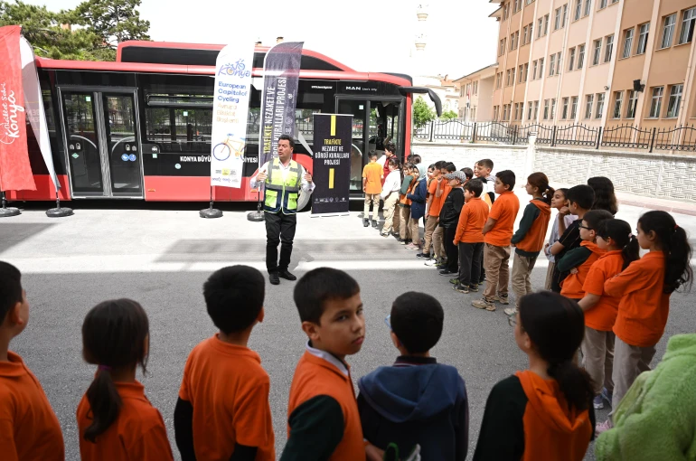 “Nezaket Otobüsü” okul okul geziyor