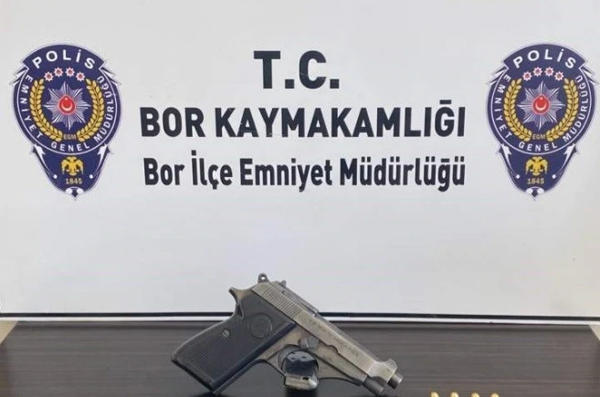 Niğde Bor’da silah ve çalıntı motosiklet ele geçirildi