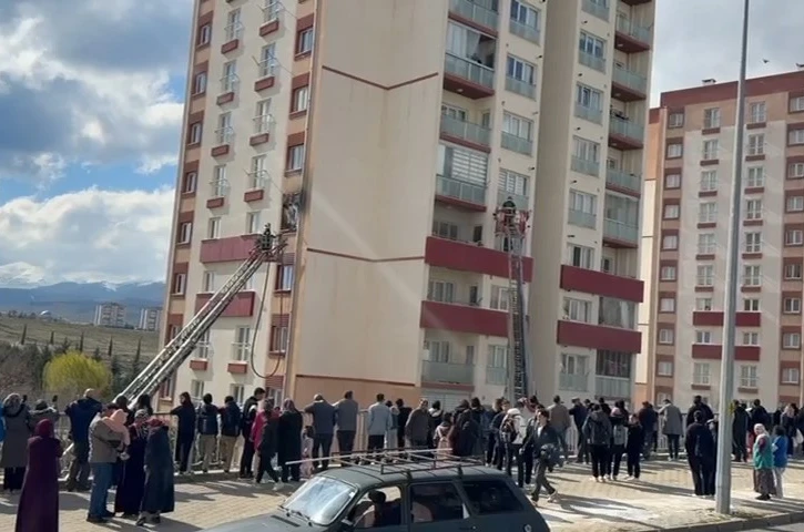 Niğde’de 5. katta çıkan yangında 4 kişi tedbir amaçlı hastaneye kaldırıldı