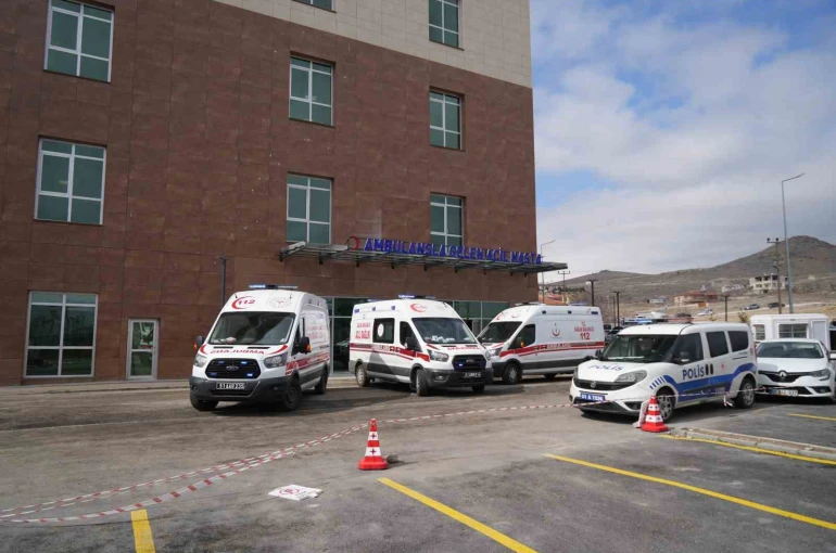 Niğde’de araç şarampole devrildi: 5 kişi yaralı