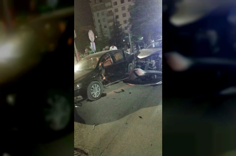Niğde’de iki otomobil çarpıştı: 4 yaralı