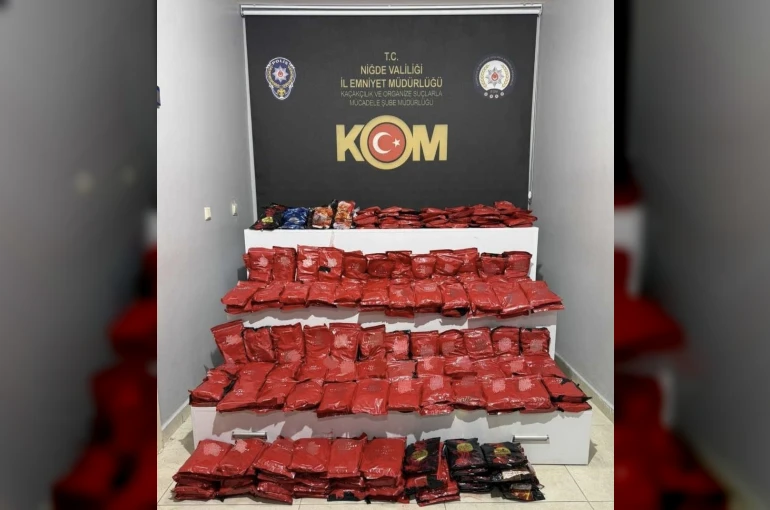 Niğde’de kaçak tütün operasyonu: 272 paket ele geçirildi
