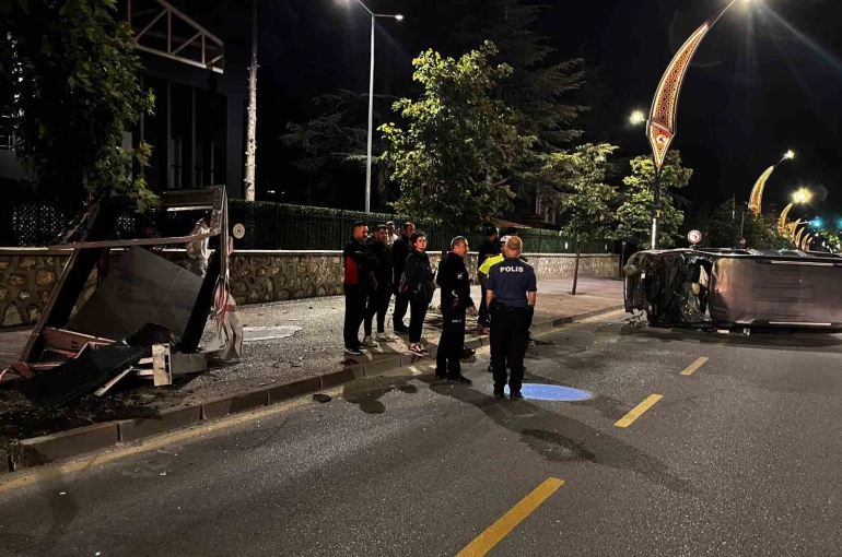 Niğde’de kontrolden çıkan araç devrildi: 2 yaralı