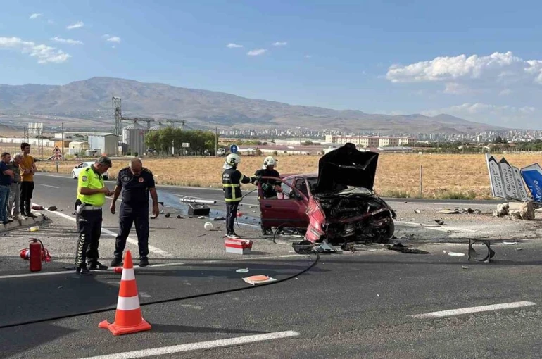 Niğde’de refüje çarpan otomobil alev aldı: 1 yaralı