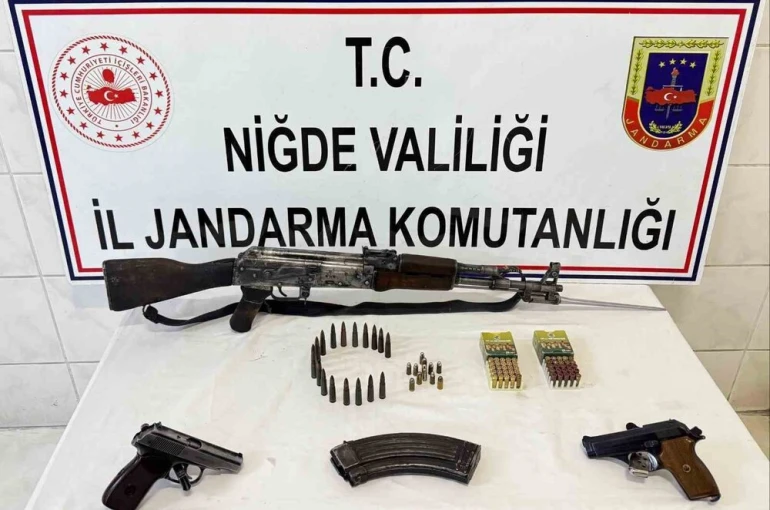 Niğde’de ruhsatsız silah operasyonu: Kaleşnikof ve tabancalar ele geçirildi