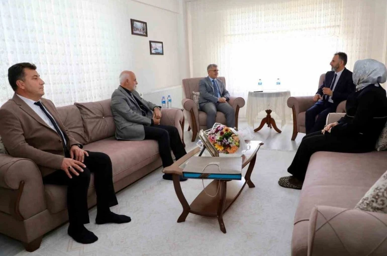 Niğde’de Vali Çelik’ten emekli öğretmene anlamlı ziyaret