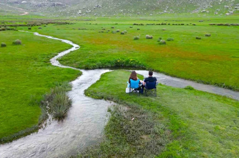 Niğde’de yağışlarla canlanan Ketençimen Yaylası doğaseverlerin gözdesi oldu