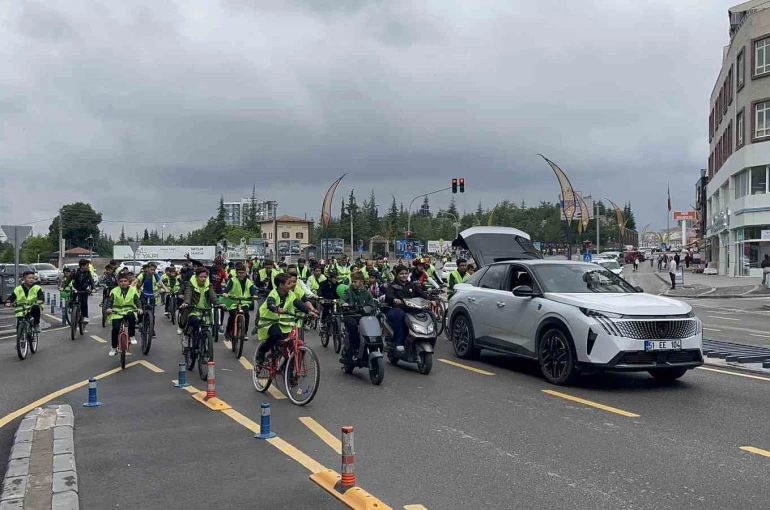 Niğde’de yüzlerce bisiklet tutkunu sağlıklı yaşam için pedal çevirdi