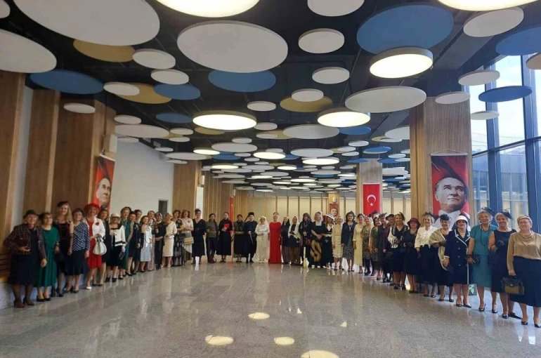 Nilüfer Kadın Korosu’ndan Cumhuriyet defilesi