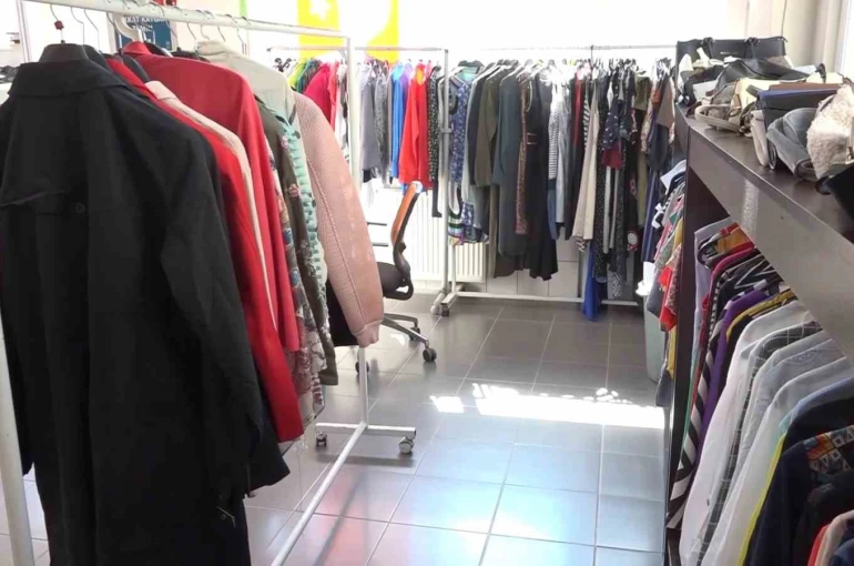Nilüfer’de ‘Giymiyorsan Giydir’ dayanışması büyüyor
