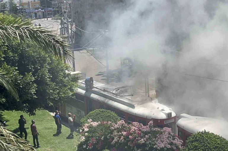 Nostalji tramvayında yangın: Esnafın dikkati tramvayı kül olmaktan kurtardı