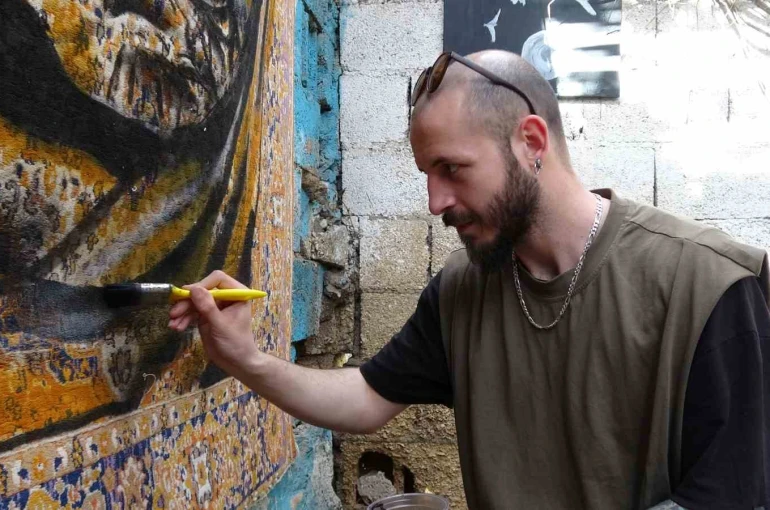 Nostaljik perde ve halıları sanat eserine dönüştürüyor